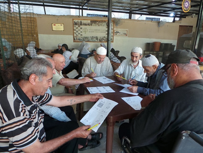 المسنين في  دار الشيخوخة النشطة يهزمون الزمن ويتعلمون القراءة و الكتابة