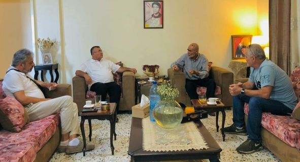 وفد من المناضلين القدامى منزل عميد الأسرى في السجون الإسرائلية يحيى سكاف في المنية