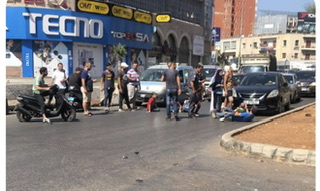 عائلة تقطع الطريق عند ساحة النور في طرابلس