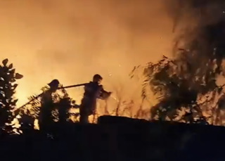 إخماد حريق ضخم في مخيم نهر البارد