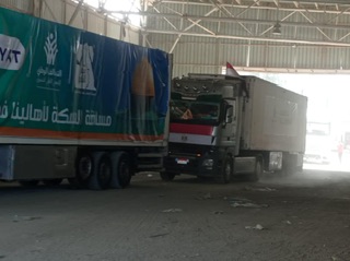 استلمت طواقم الهلال الأحمر الفلسطيني اليوم  59 شاحنة محملة بالمساعدات عبر معبر رفح
