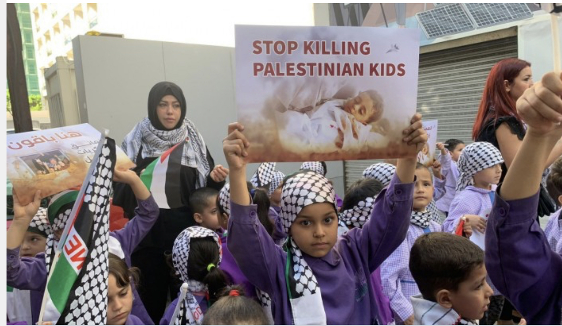 أطفال فلسطينيون في لبنان يطالبون الصليب الأحمر الدولي بالتدخل لوقف قتل أقرانهم في غزة