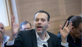 "عار وفضيحة"... ذوو الأسرى يطردون وزيرًا اسرائيليًا