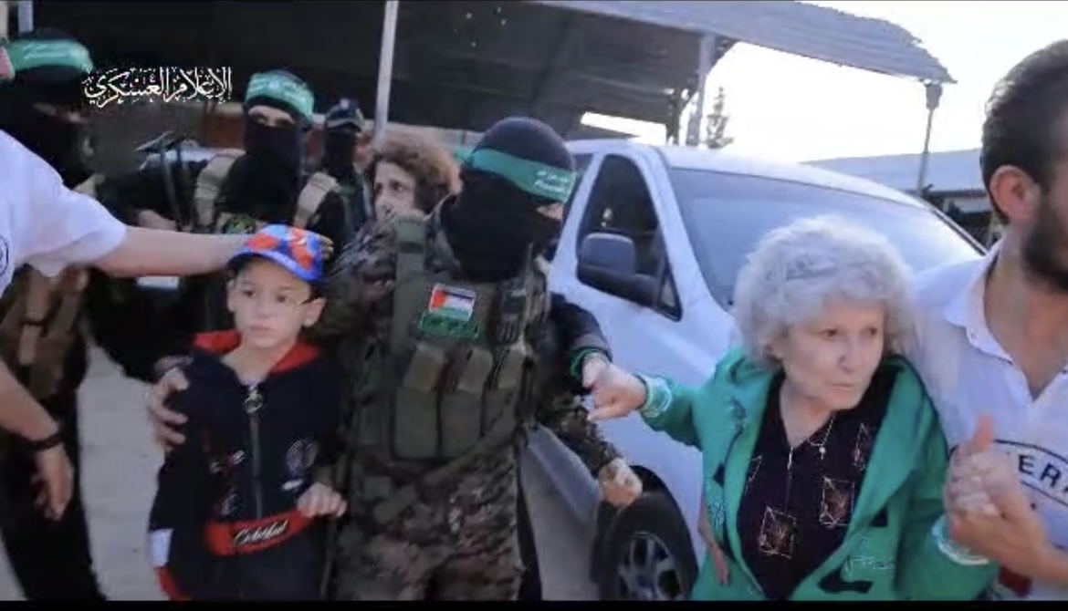 لحظة وصول "الرهائن" المحتجزين إلى مصر