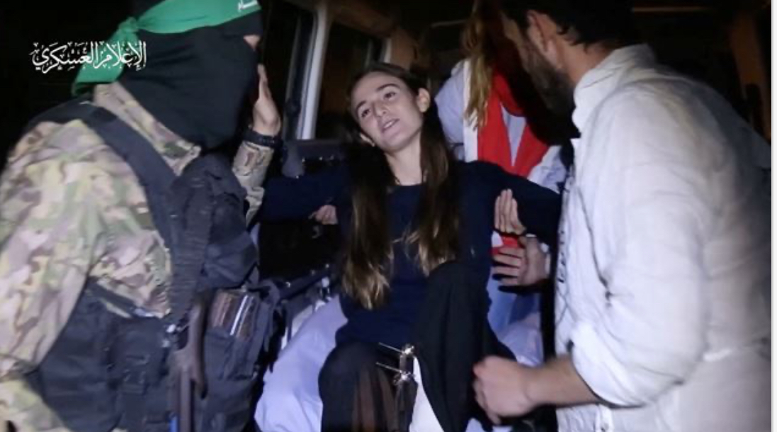 يلوّحون بأيديهم لجنود القسّام"... تسليم الدفعة الثانية من الأسرى الإسرائيليين