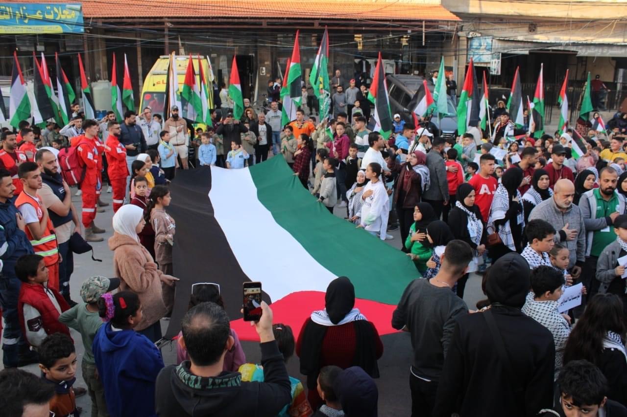 مسيرة كبرى  و حاشدة  من اطفال نهر البارد وجميع مؤسسات المجتمع المحلي