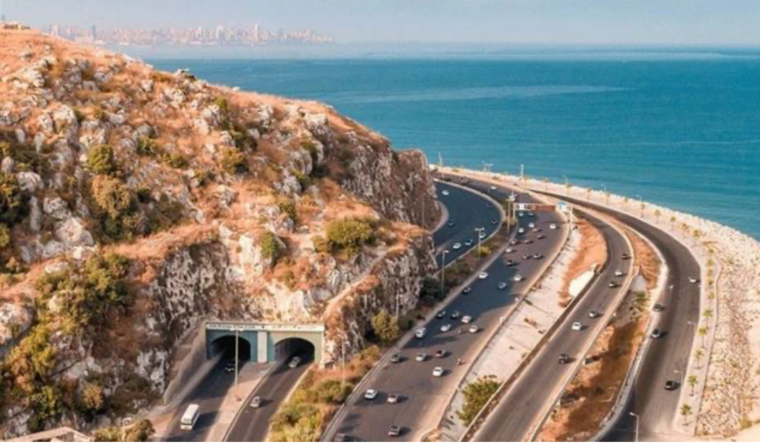 الطريق تصدّعت بسبب الأمطار... تدابير سير على مدخل نهر الكلب