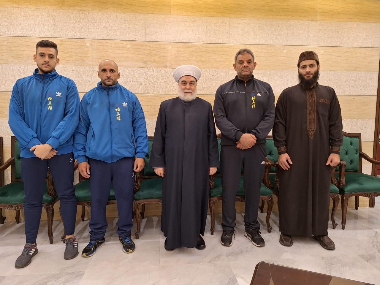 مفتي طرابلس والشمال الشيخ محمد امام المدرب الرياضي احمد اسماعيل طليس مع فريق رياضي