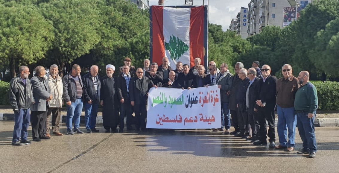 رفع العلمين اللبناني و الفلسطيني في ساحة القدس /طرابلس