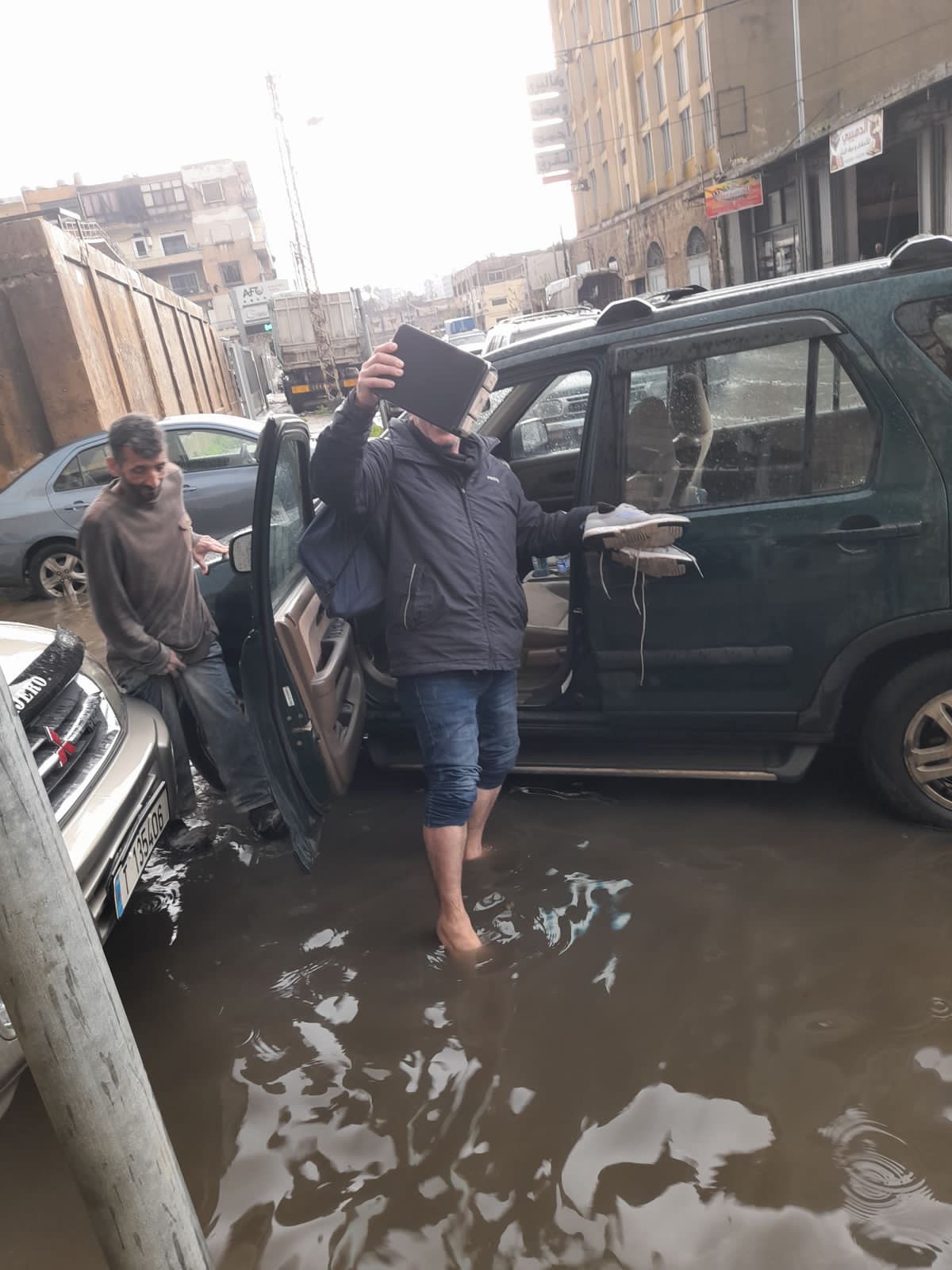 أمطار غزيرة في طرابلس و شوراع الميناء تغرق بالمياه **