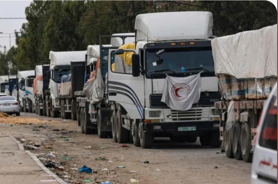 وصول شاحنات محملة بالطحين الى قطاع غزة