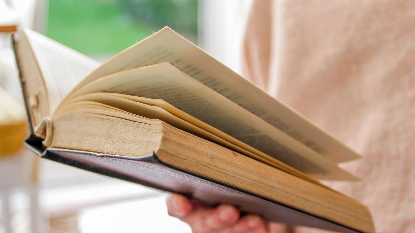 شهود يهوه في مدينة طرابلس يمارسون نشاطهم التبشيري