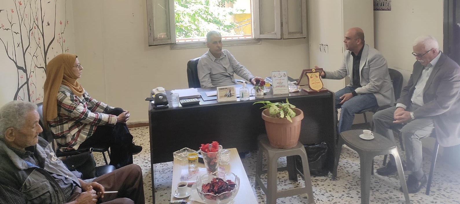 اللجان الشعبية تلتقي مدير خدمات الانروا في مخيم البداوي*