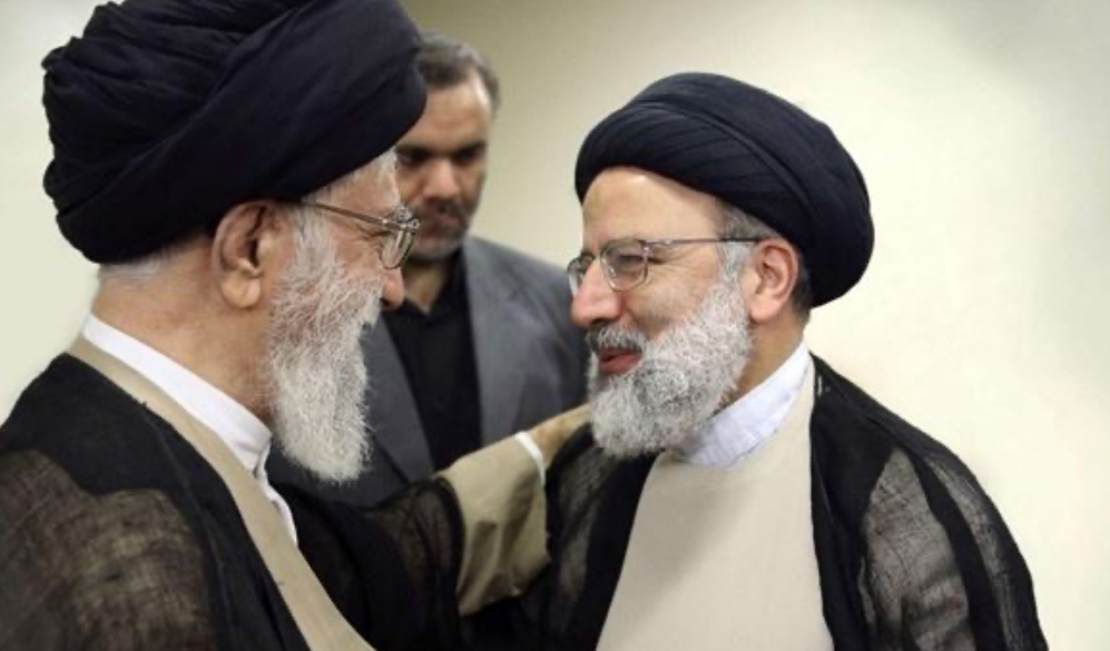 "يُنافس خامنئي"... نظريات المؤامرة تسيطر على حادثة تحطم المروحية!