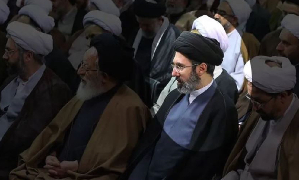 العين على “رجل الظل”.. مقتل رئيسي يعيد خلط أوراق خلافة مرشد إيران