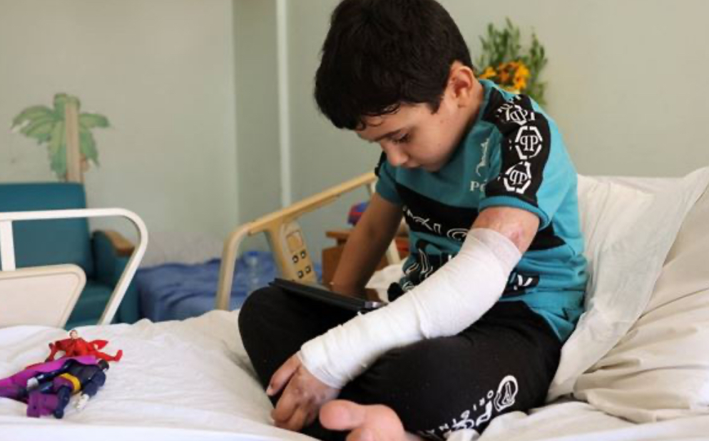 فقد عائلته... "أول" طفل جريح من غزة يصل لبنان للعلاج