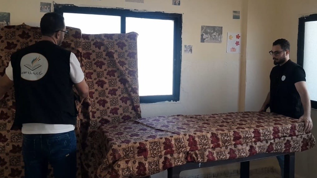 تأمين فرشات للعائلات النازحة إلى مخيم نهر البارد