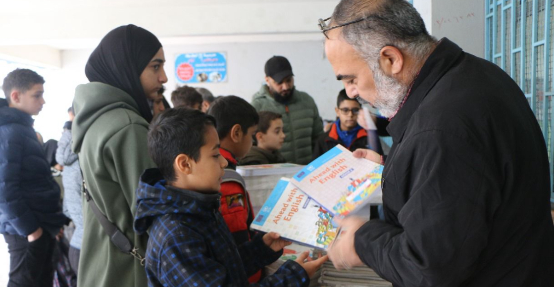 توزيع الكتب والقرطاسية في مخيم البداوي
