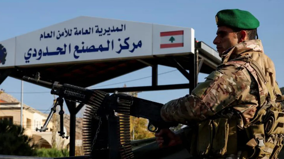 لبنان يسلم سوريا نحو 70 ضابطاً وجندياً