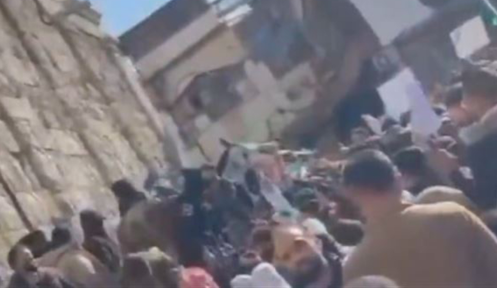 لإطلاق سراح الأسير ورفاقه"... مظاهرات أمام المسجد الأموي في دمشق
