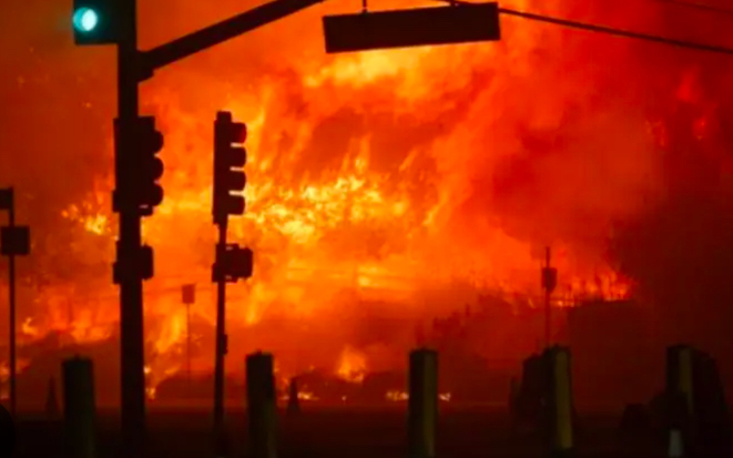 حرائق هائلة في لوس أنجلوس والنيران تقترب من منزل هاريس