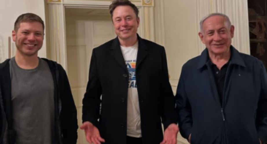 قبل لقائه ترامب... صورة لنتنياهو ونجله تثير الجدل