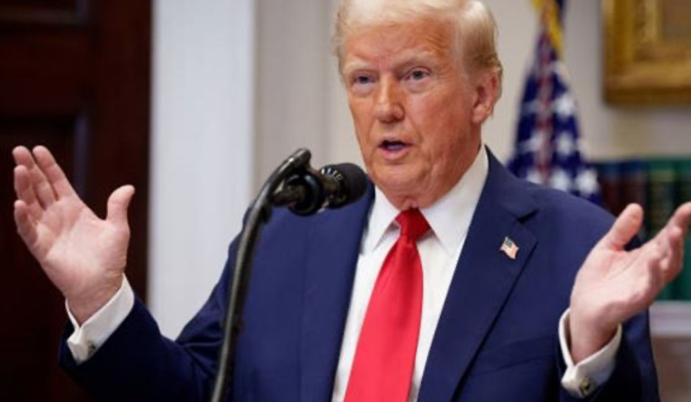 ترامب يشعل الجدل بسلسلة قرارات مفاجئة