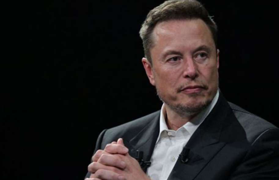 ماسك يرد على رجل أعمال من أصول لبنانية