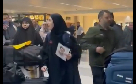 إذا مش عاجبكم هاجروا"... هذا ما حصل في المطار!