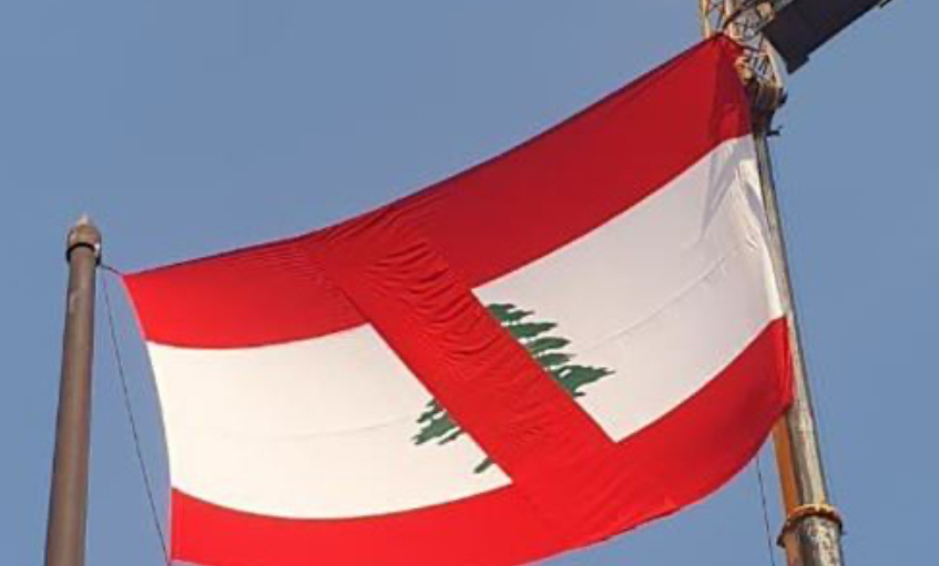 علم لبناني "مشطوب" يثير الإستياء... إليكم الرواية الكاملة!