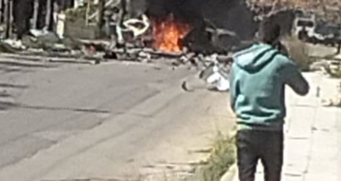 بالفيديو: غارة تستهدف سيارة على طريق برج الملوك