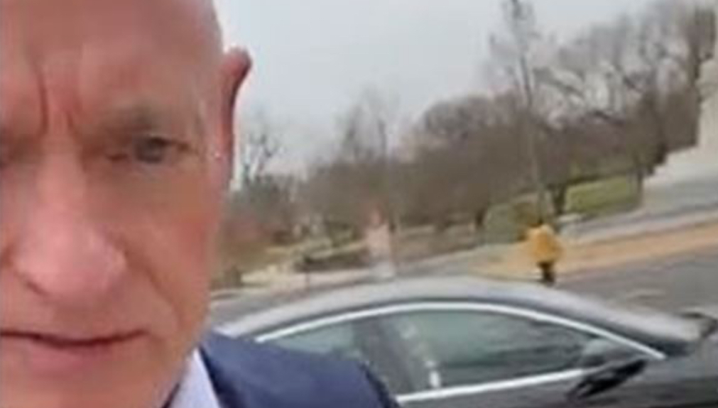 أنتِ مطرودة"... عضو بالكونغرس يبيع "تسلا" بسبب ماسك (فيديو)