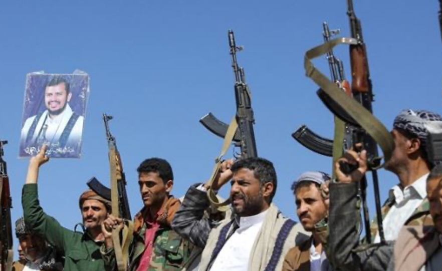 بحافلات مظللة... هكذا خرج قادة الحوثيين من صنعاء!