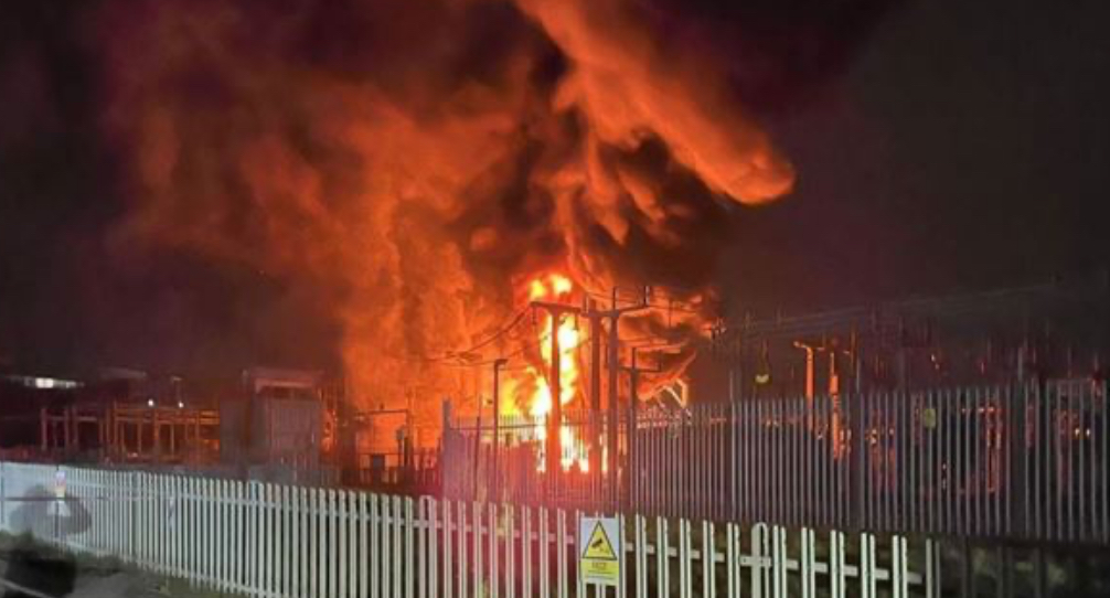 الأكبر في أوروبا"... حريق يشلّ مطار هيثرو!