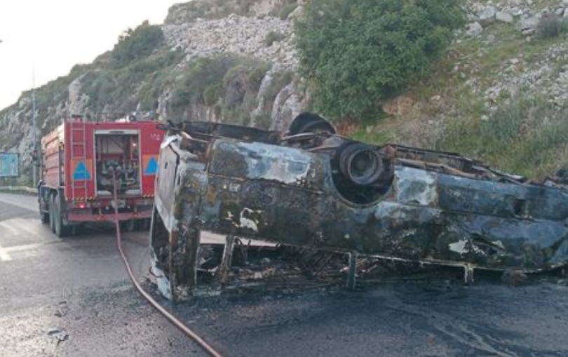 حادث سير "مروع" على أوتوستراد الجية... احتراق حافلة ركاب بالكامل