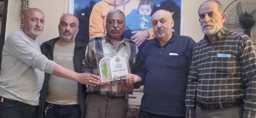 وفد من حركة "حـ مـ اس " يزور عائلة الشهيد اضاء السبعين