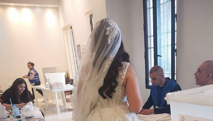 رغم انشغالها بالزفاف... عروس لم تفرّط بصوتها!