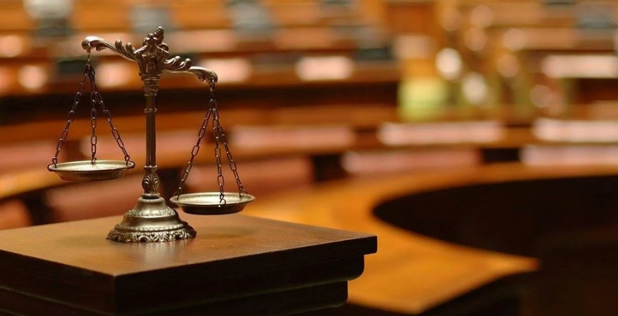 قاضٍ يدّعي على محامٍ