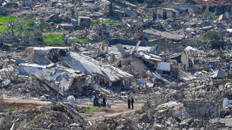 قنبلة إسرائيلية على حولا... وعمال ينجون من الموت!