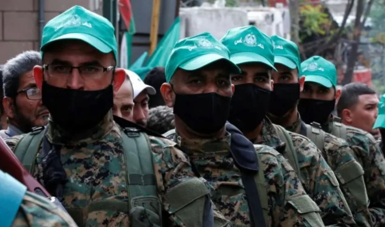 حماس تسلّم 3 مطلوبين... وتؤكد: تعاوننا مع الدولة اللبنانية كامل