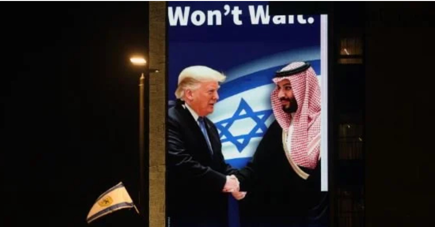 رفع صور بن سلمان وترامب في إسرائيل... و "رسالة مشوقة"