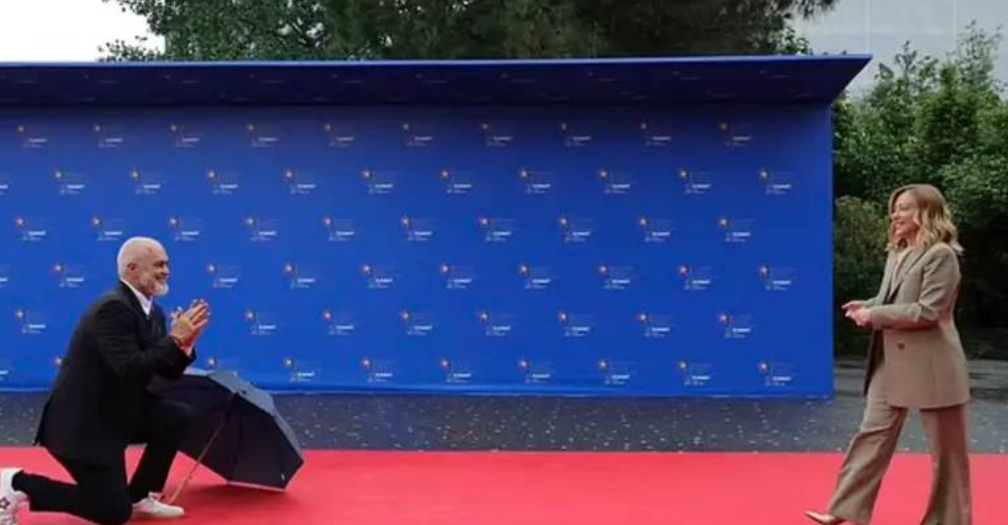 مشهد استثنائي في قمة تيرانا: رئيس وزراء ألبانيا يجثو أمام ميلوني! (فيديو)