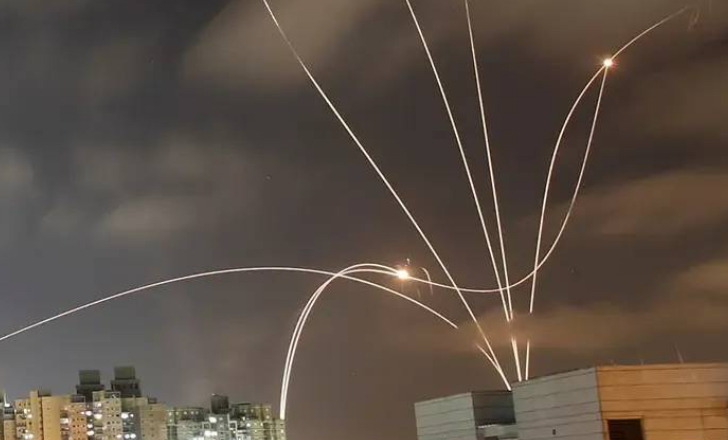 ليلة ثالثة من النار.. إيران تهاجم وتتوعد وإسرائيل تتأهب (فيديو)