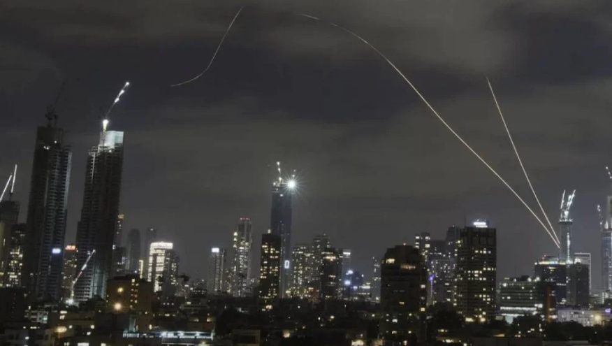 سقوط صاروخ قرب سفارة واشنطن في تل أبيب... وتعليقٌ أميركيٌ