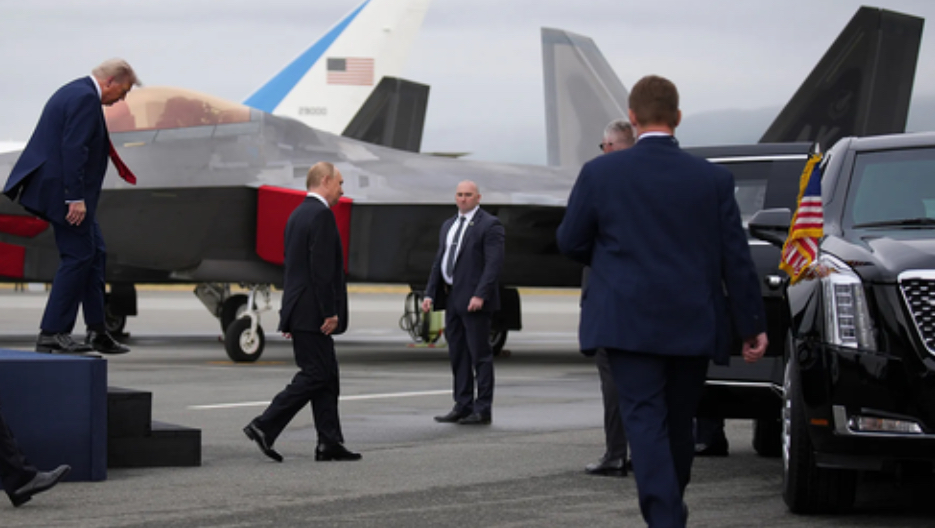 بوتين يكسر بروتوكول التنقل خارج روسيا… ويركب "الوحش" (فيديو)