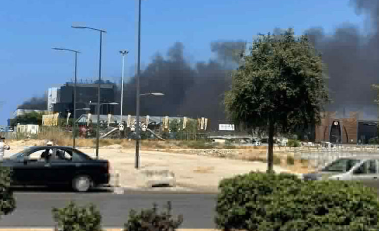 دخان كثيف يغطي بيروت ويعيد ذكريات انفجار مرفأ 4 آب... ماذا في التفاصيل؟!