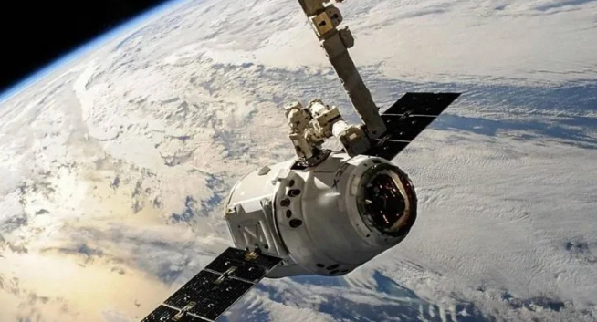 خلل خطير في الفضاء… قمر خارج السيطرة وفي مسار السقوط باتجاه الأرض!