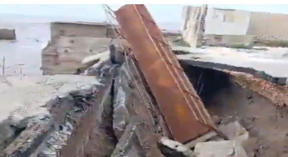 بسبب الأمطار… انهيار جسر العريضة على الحدود اللبنانية–السورية (فيديو)