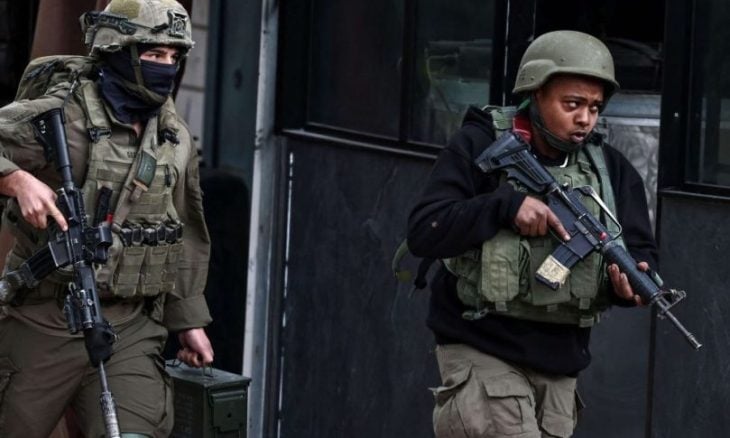 بعمر عامين ونصف.. جنديان إسرائيليان ينكلان بطفل فلسطيني جنوب الضفة الغربية - (فيديو)