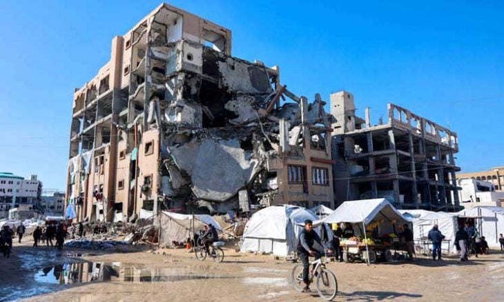 غزة.. استشهاد فلسطينيَين اثنين بانهيار عمارة متضررة من حرب الإبادة- (فيديو)